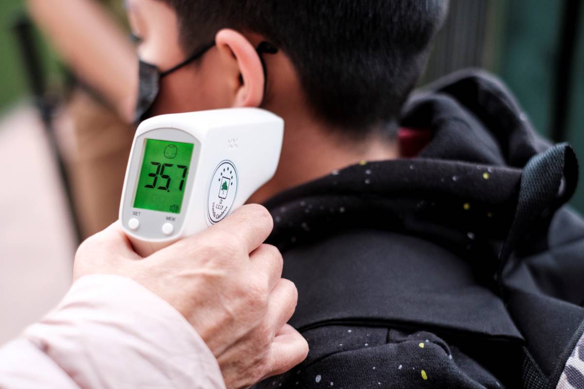 Toma de temperatura a un niño antes de entrar al colegio (Foto: EFE/Ángel Medina G.)